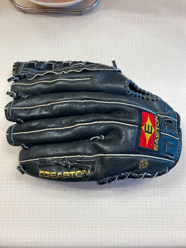 Easton Black Magic Leather 12.5" EX126B Baseball Glove RHT in Baseball & Softball in Oakville / Halton Region - Image 2