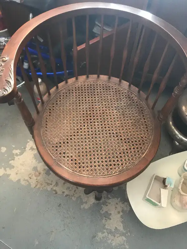 Antique chair in Chairs & Recliners in Winnipeg - Image 2
