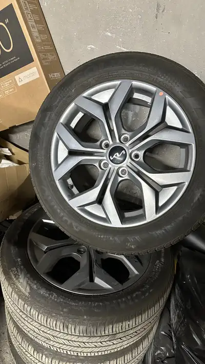 215/55 R17 winter tire with rim. Bolt Pattern 5x114.3mm. Barely used, thread count 9/32.