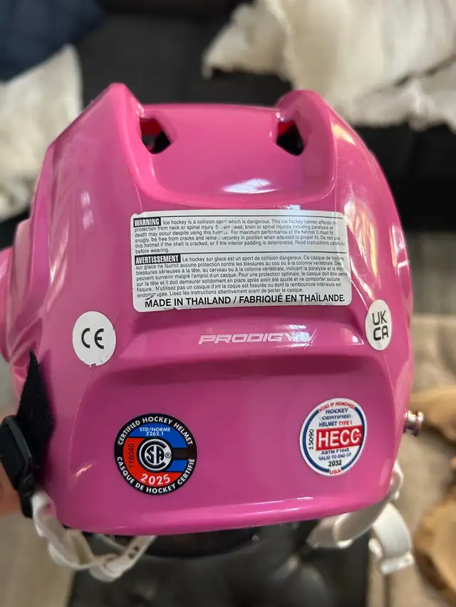 Kid’s Hockey Helmet in Hockey in Oshawa / Durham Region - Image 3