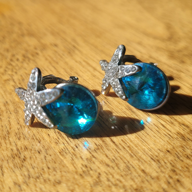 vintage costume jewelry - sparkly clip on earrings in Jewellery & Watches in Cole Harbour - Image 3
