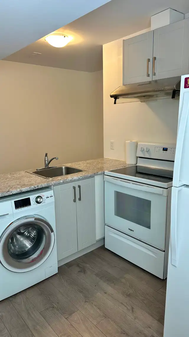 BEAUTIFUL BACHELOR GROUND FLOOR UNIT WITH WALKOUT YARD- WELLAND