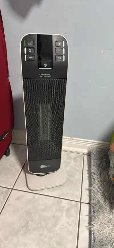 Stay toasty and comfortable with this pre-owned DeLonghi ceramic tower heater, featuring efficient h...
