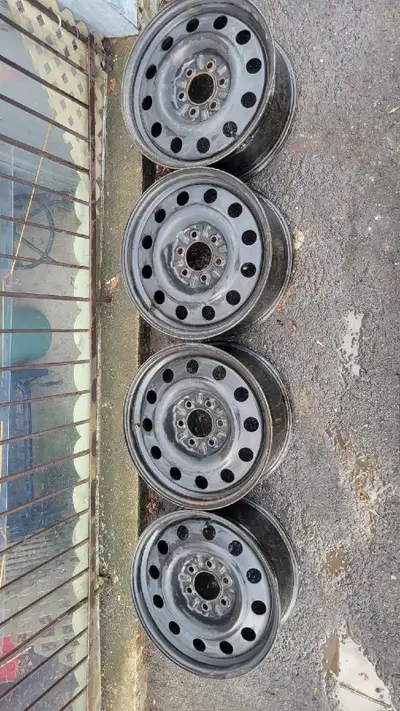 ensemble de quatre rimes 18 pouces en acier pour Ford f-150 en très bon état avec les valves radio