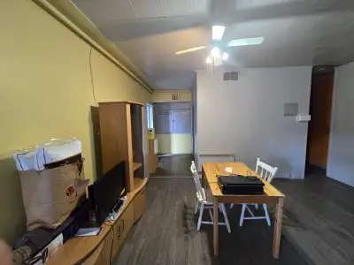 3 1/2 à louer : meublé,chauffé,éclairé ,1 ère étage avec patio Adresse :2400 1ère Avenue (Ouest) Pas...