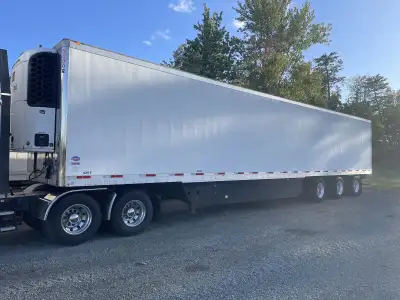 2021 Utility lower mile flat floor tridem refer trailer with front lift, disk brakes, outside alumin...