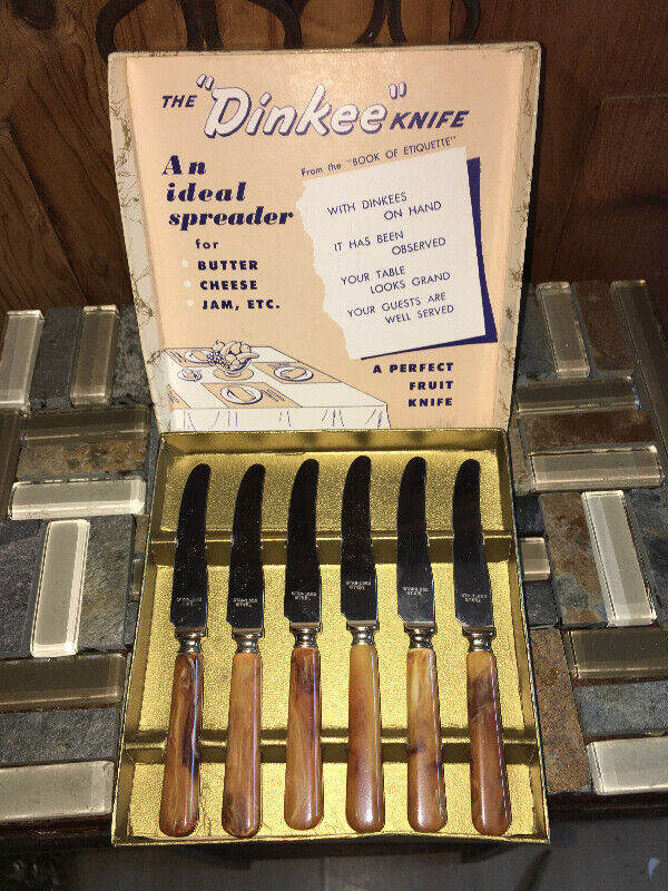 Vintage Dinkee Spreader Knives in Box  - Bakelite Handles in Arts & Collectibles in Mississauga / Peel Region - Image 2