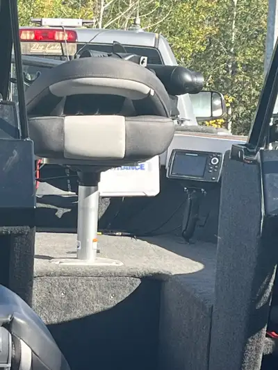 Comes with Trailer Tux. 36 Volt Ulterra. Smoothmove seats. Lowarance electronics and AT1 transducer....