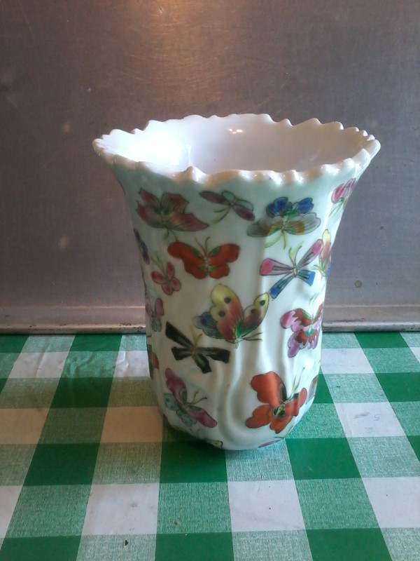 Vtg beautiful Chinese Bok Choy vase with handpainted butterflies in Arts & Collectibles in Kitchener / Waterloo