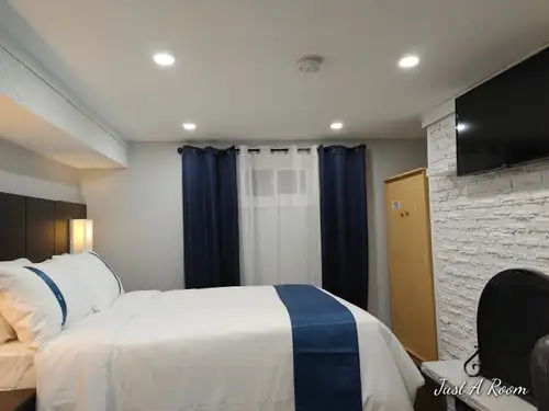 Room for Rent Newly Renovated Located in Rexdale, Toronto, Ontario. Daily, Weekly, Monthly Rentals A...