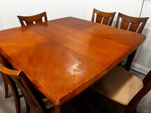 Wooden dining table with 6 chairs in Dining Tables & Sets in Mississauga / Peel Region - Image 3