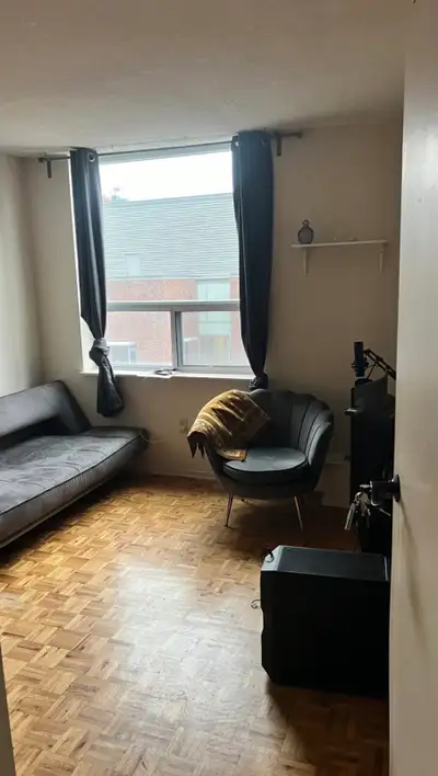 Private Room for Rent - 2-Bedroom Apartment Heart of Downtown Toronto Available Starting 1 MAY Prime...