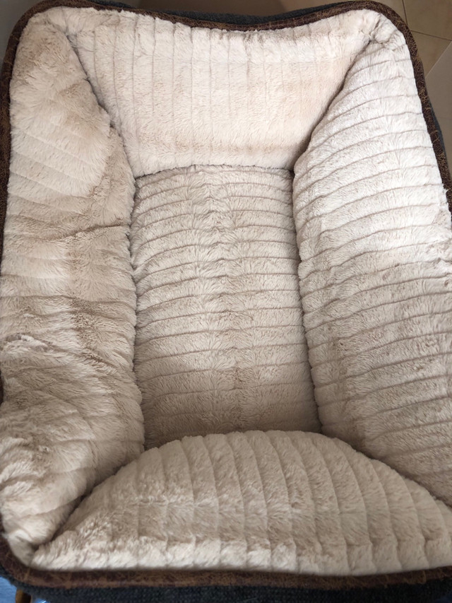 Pet bed. Bolster and plush with corduroy material.  in Bedding in Kingston - Image 2