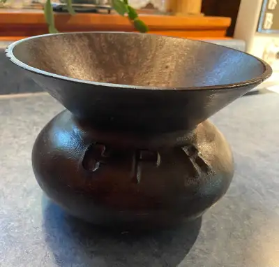 ANTIQUITÉ Crachoir en fonte du CN, View more