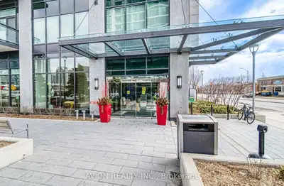 Fresh 1 Bed + Den unit with tons of Natural Light located in the Luxury Building that is Pinnacle Gr...