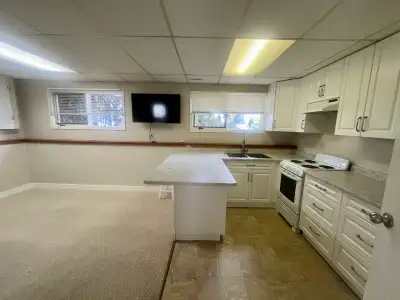 **Private Studio-Basement suite located downtown west-end/lower sahali ** DETAILS: Includes kitchen,...