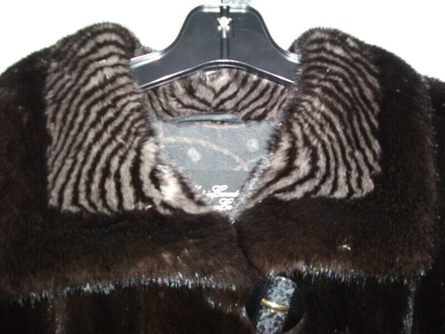 manteau  vison noir long femme Gr: 14/15 dans Femmes - Hauts et vêtements d'extérieur  à Rimouski / Bas-St-Laurent - Image 4