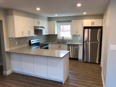 Extensively Renovated 5 Bedroom Unit! Prime Student Location!