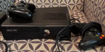 Xbox360 avec 2 manettes et 9 jeux, View more