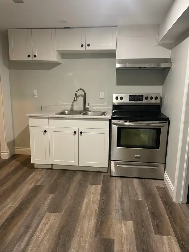 Beautiful 2 bedrooms, 1 bath lower level unit utility included