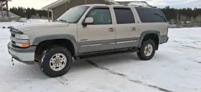 2000 suburban 3/4 ton 6 litre gas 4 speed auto 4x4 Seats 7 New upper control arms New shocks New cv...