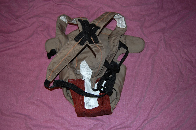 Snugli Baby Carrier dans Poussettes, porte-bébés et sièges d'auto  à Longueuil/Rive Sud - Image 2