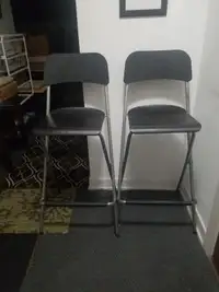 2 high wooden sit chairs