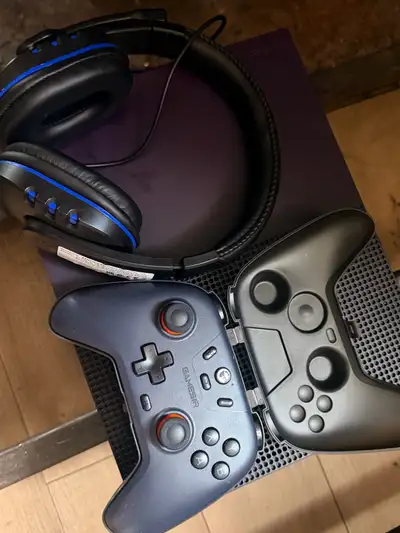 fortnight edition rare Xbox 1s mint, View more