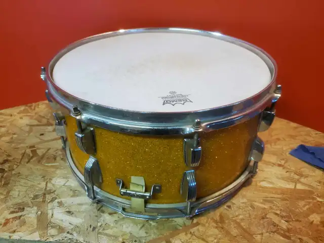50's WFL gold sparkle vintage snare drum, 14 x 6.5 in Drums & Percussion in City of Montréal - Image 3
