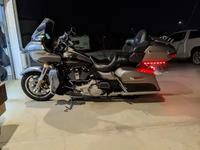 Premium condition stock Road Glide other than the Vance and Hinds "Twin Slash" slip on mufflers. Roc...