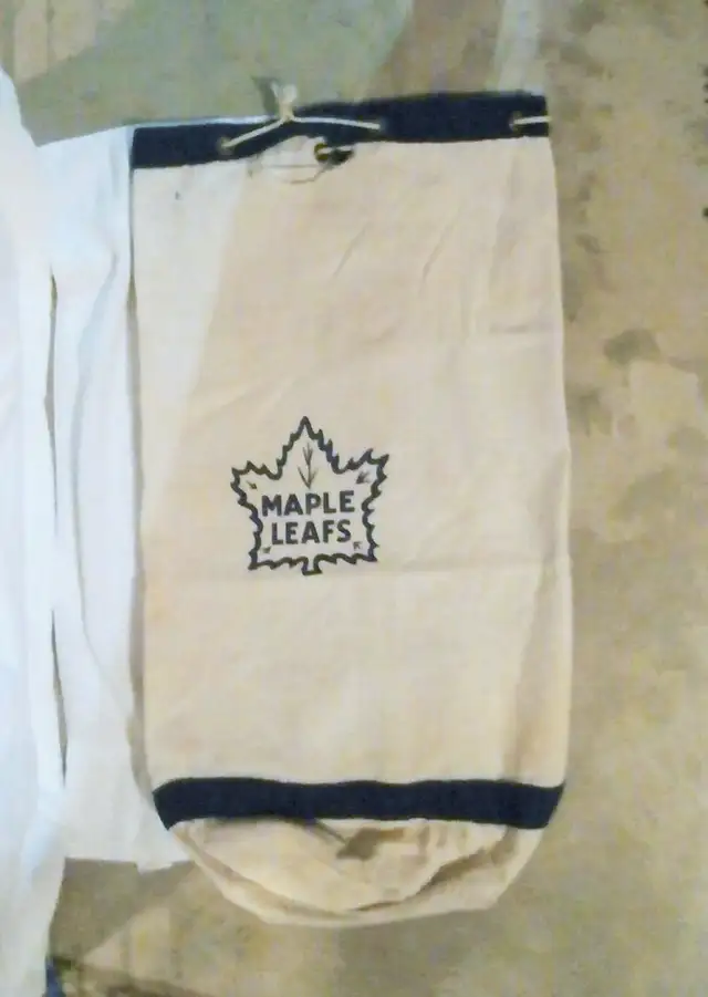 Vintage Toronto Maple Leafs Hockey Puck Bag in Hockey in Winnipeg - Image 2