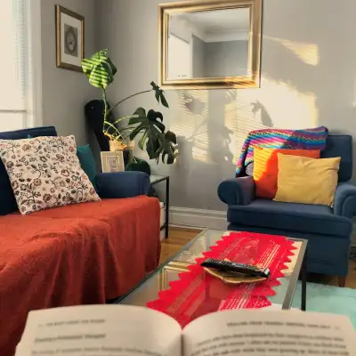 Sunny 2 Bedroom. Centrallly Located.