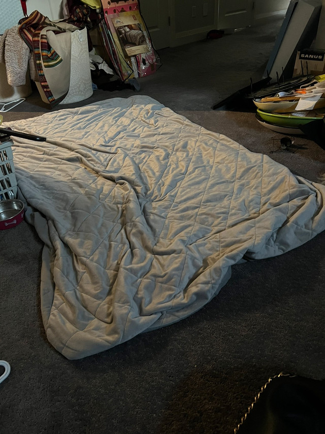 Twin weighted blanket o in Beds & Mattresses in Edmonton