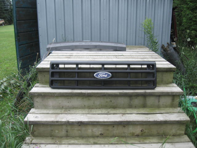 Ford f series grill 1992-97 in Auto Body Parts in Kitchener / Waterloo - Image 2