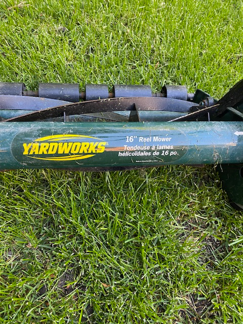 Yardworks 16 inches Reel Lawn Mower in Lawnmowers & Leaf Blowers in Mississauga / Peel Region - Image 5