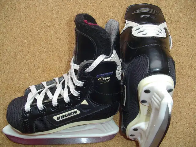 Ice Skates, Size 6-8 youth for shoe size 7-9.5 youth in Skates & Blades in City of Toronto - Image 7