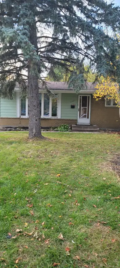 Three bedroom bungalow in Whitehaven area (Carlingwood and Woodroffe ) intersection. Single family h...