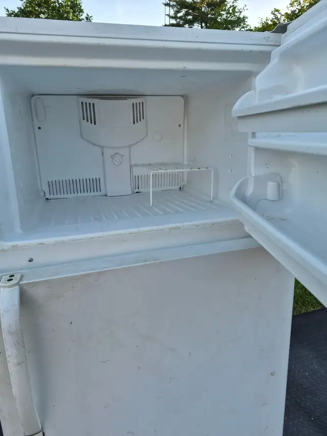 CHEAP fridge white top freezer Frigidaire 30'' in Refrigerators in Oakville / Halton Region - Image 5