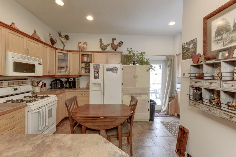 2 Bed Detached House on HUGE LOT! Only 189k What?!?! How? Houses for