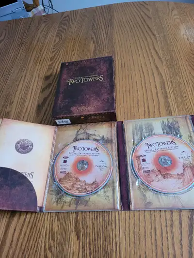 LORD OF THE RINGS - TWO TOWERS - BOX SET with pamphlet - 5 DISCS IN EXCELLENT CONDITION. Special Ext...