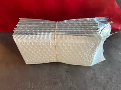 270 Uline Bubble-Lined Polyolefin Mailers #000 - 4 x 8", View more
