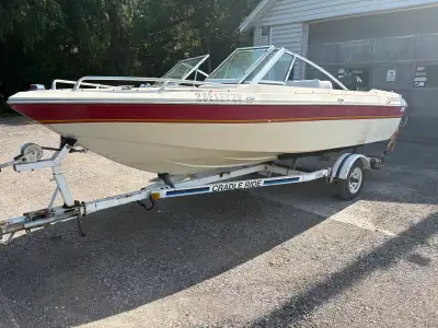16 foot Thundercraft bowrider boat features a white and red fiberglass hull. This vessel has a Mercu...
