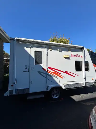 Masse nette 1136kg, propre avec chauffage/air conditionné/douche/ toilette/BBQ intégré/TV/Radio