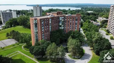 Desirable Britannia Bay! This condominium is conveniently located near Bayshore & Lincoln Heights fo...
