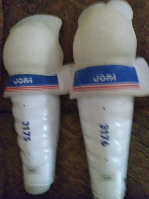 Joffa Senior adult 15" shin pads, like new in Hockey in Burnaby/New Westminster - Image 2