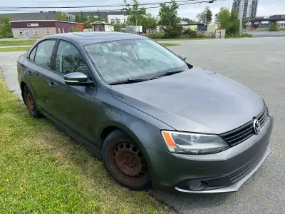 Selling our 2011 Volkswagen Jetta Sportline, 2.5L 5-cylinder with a 5-speed manual transmission. 174...