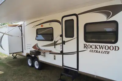Well maintained and in good working order. Electric awning, slide toppers, A/C and outdoor BBQ. Comp...