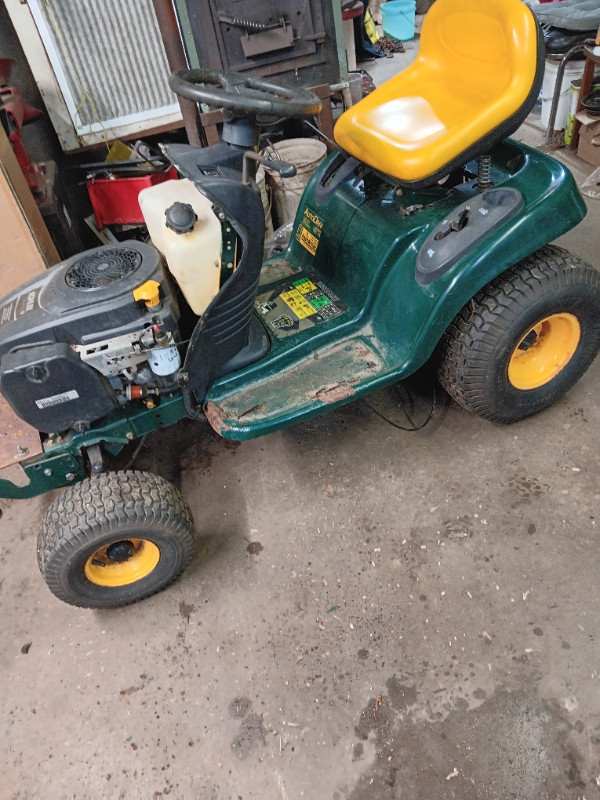 42 inch cut lawn tractor in Lawnmowers & Leaf Blowers in Truro - Image 2
