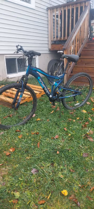 Mountain bicycle in good condition, has minor damage(which do not affect the operation of the bike),...