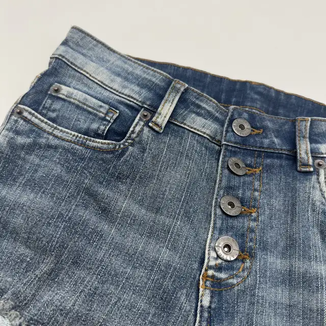 Jeanologie Distressed Button Fly Jeans Women's Size 6 (US) in Women's - Bottoms in City of Toronto - Image 3